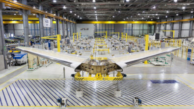 工厂里正在建造的飞机机翼。