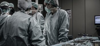 医生在手术室使用高质量的医疗器械设备