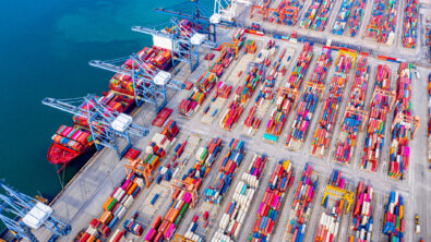 深水港与货船和集装箱的俯视图。它是一个进出口货物港，是航运码头的一部分，并向世界各地出口产品开云体育KENO快乐彩