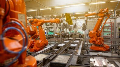 橙色的机械臂在制造工厂