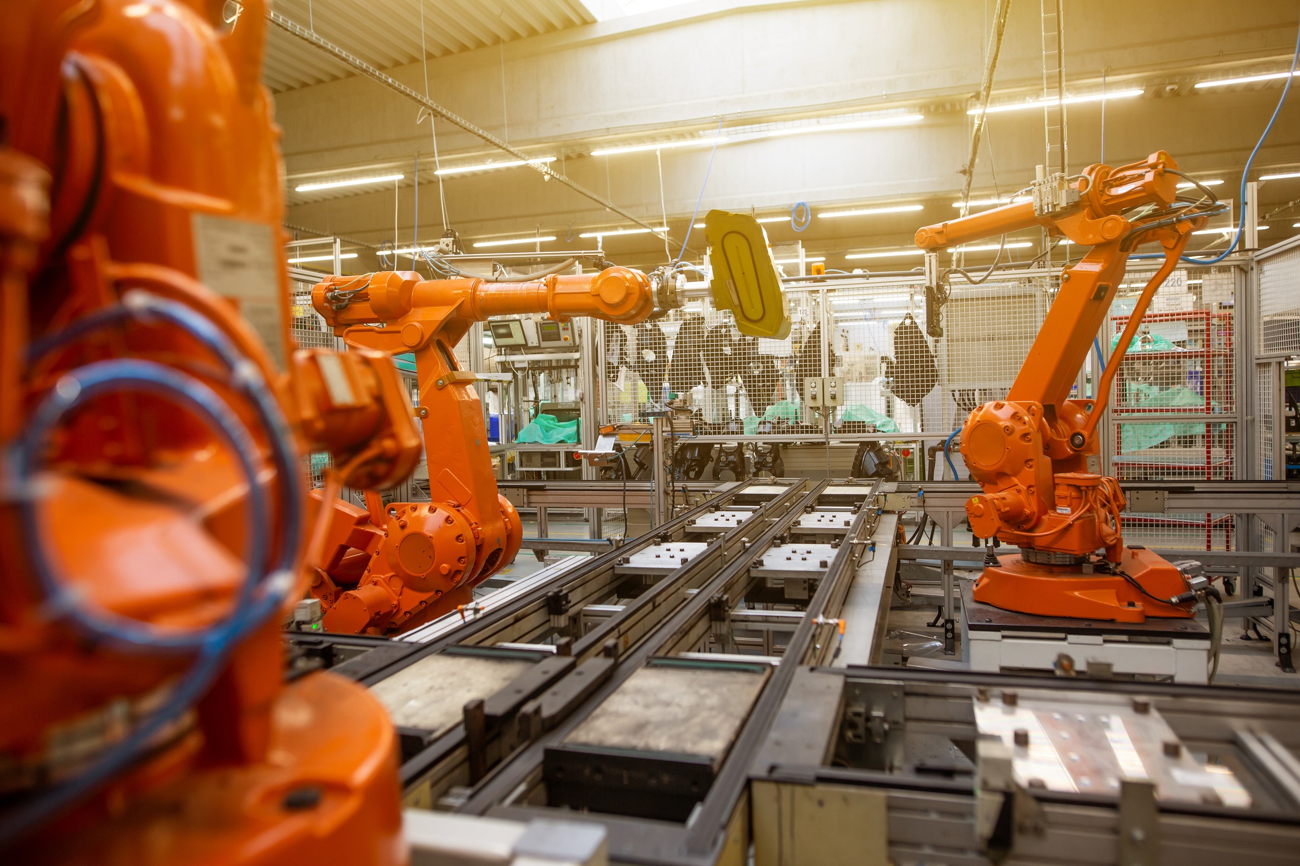 橙色的机械臂在制造工厂