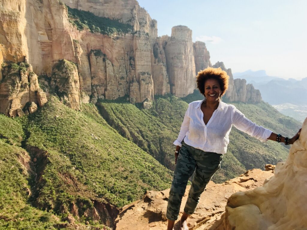 在埃塞俄比亚的Gheralata山脉徒步旅行。