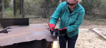 索菲亚正在焊接一块金属