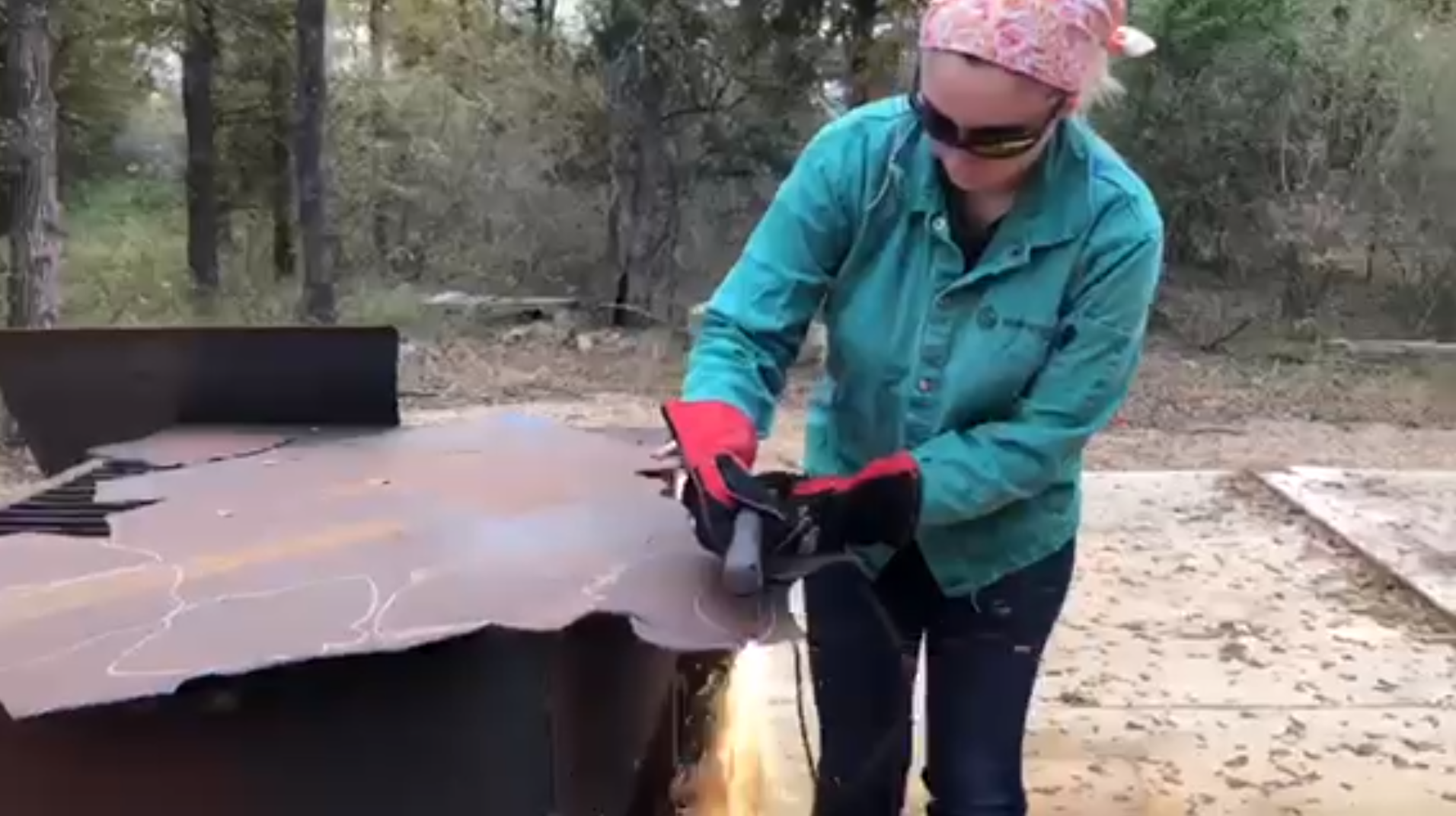 索菲亚正在焊接一块金属