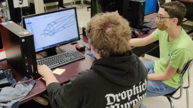 学生使用Solid Edge CAD软件开云体育官网入口